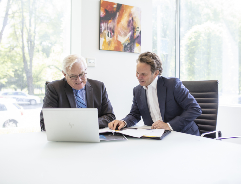 iTops consultants reviewing an IT environment